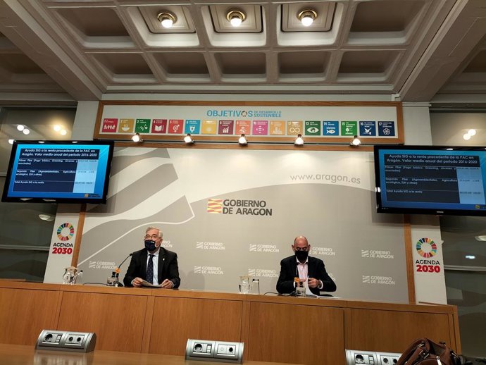 El Consejero de Agricultura, Ganadería y Medio Ambiente del Gobierno de Aragón, Joaquín Olona, y el directro general de Producción Agraria, José María Salamero.