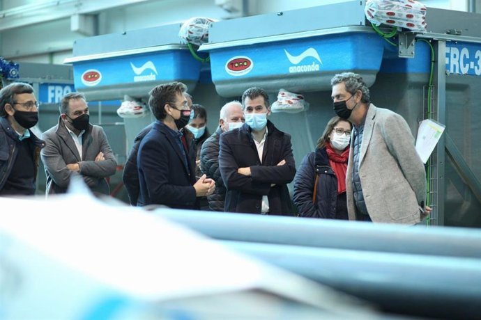 El secretario general del PSOE de Castilla y León, Luis Tudanca, durante su visita a Toro Equipment en Villavaquerín (Valladolid).