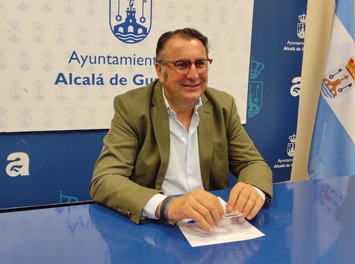 El delegado de Cultura y Fiestas Mayores del Ayuntamiento de Alcalá de Guadaíra , Enrique Pavón, ha destacado la mezcla de estilos del autor de Algeciras, cuyo espectáculo llega a la ciudad este domingo.