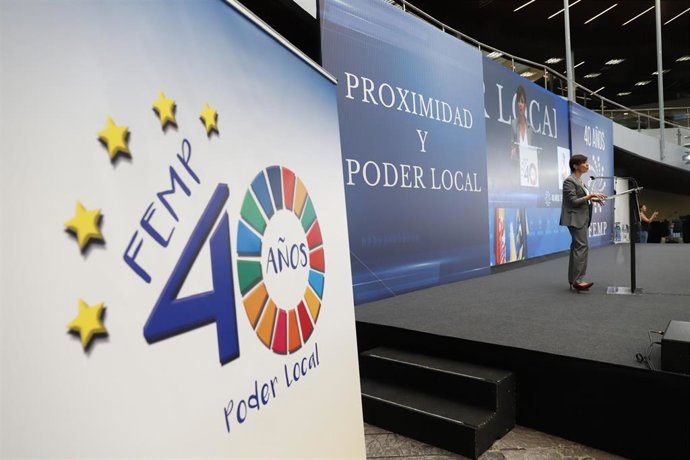 La ministra de Política Territorial, Isabel Rodríguez, interviene  en la inauguración de la Jornada '40 Años de la FEMP, Proximidad y Poder Local' a 28 de octubre 2021 en Torremolinos (Málaga, Andalucía) unas jornadas en las que se conmemora el 40 Anive