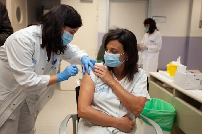 El Gobierno de La Rioja ha iniciado la campaña de la gripe estacional vacunando al personal sanitario y sociosanitario y a los usuarios de residencias de mayores