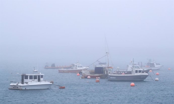 Archivo - 05 February 2019, United Kingdom, Guernsey: A general view of boats at Guernsey harbour shrouded in fog as investigations continues off the coast of Alderney at the scene of the wreckage of the plane that was carrying Cardiff City player Emili