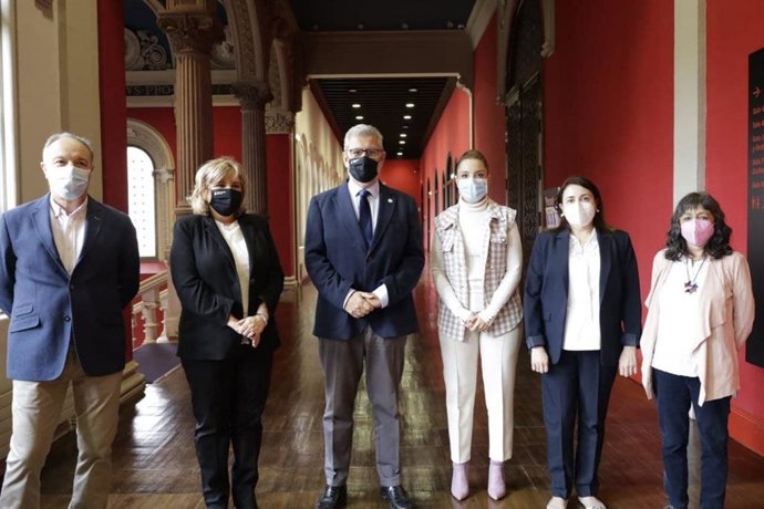 La consejera  Maru Díaz y el rector de la UZ, José Antonio Mayoral, han compartido hoy el anuncio de la llegada de fondos junto a los investigadores principales de ambas ICTS