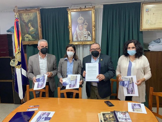La delegada de Cultura y Patrimonio Histórico de la Junta en Córdoba, Cristina Casanueva (segunda por la dcha.), en su visita a la Agrupación de Hermandades y Cofradías de Lucena.