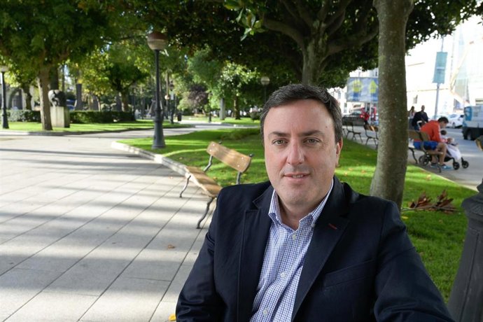 El presidente de la Diputación de A Coruña, Valentín González Formoso, posa a la cámara tras una entrevista con Europa Press, a 21 de octubre de 2021, en A Coruña, Galicia, (España). González es además candidato a las primarias del PSdeG que se celebrar