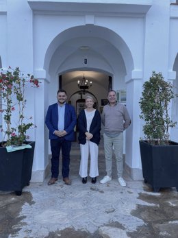 El delegado territorial de Regeneración, Justicia y Administración Local en Cádiz, Miguel Rodríguez, durante su visita a Benaocaz, donde se ha reunido con la teniente de alcaldesa, Olivia Venegas.