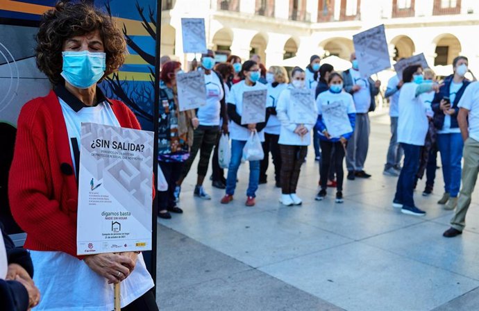 Un grupo de personas pertenecientes a la organización Cáritas se concentra con motivo del Día de las Personas sin Hogar en la Plaza Porticada