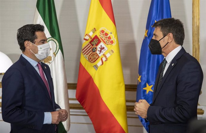 Archivo - El presidente de la Junta, Juanma Moreno (i), se reúne con el nuevo delegado del Gobierno en Andalucía, Pedro Fernández (d). En el Palacio de San Telmo, (Sevilla, Andalucía, España), a 27 de abril de 2021.