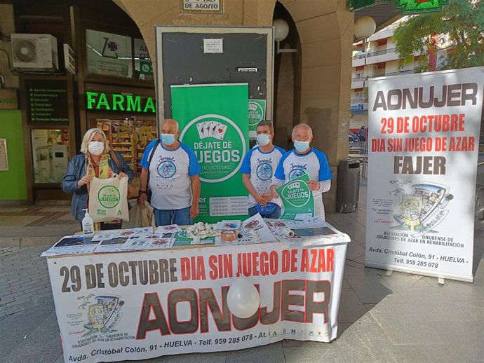 La delegada territorial de Salud y Familias, Manuela Caro, visita la mesa informativa instalada en la capital por la Asociación Onubense de Jugadores de Azar en Rehabilitación (Aonujer).