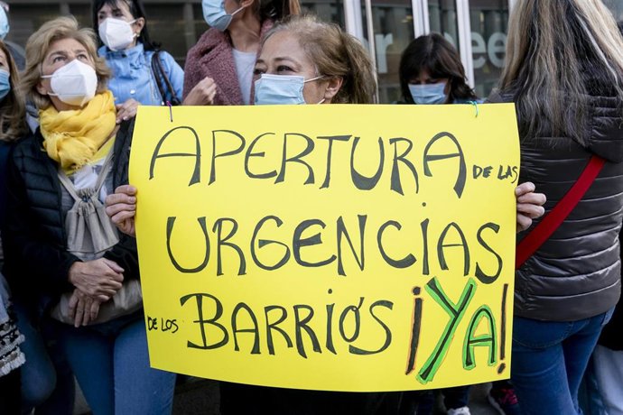 Una mujer sostiene un cartel donde se puede leer "Apertura de las urgencias de los barrios ya" en una protesta del Servicio de Urgencias Médicas de Madrid (SUMMA) en el Wizink Center de Madrid, a 28 de octubre de 2021, en Madrid, (España). 
