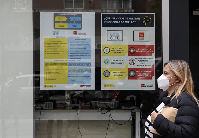 Una mujer hace cola en una Oficina del Servicio Público de Empleo Estatal (SEPE), el día en el que se han conocido los datos de paro del mes de septiembre de 2021, a 4 de octubre de 2021, en Madrid, (España). El pasado septiembre se ha registrado la may