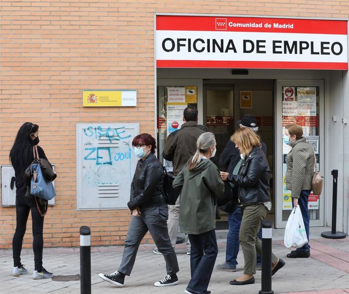 Varias personas en la puerta de una Oficina del Servicio Público de Empleo Estatal (SEPE)