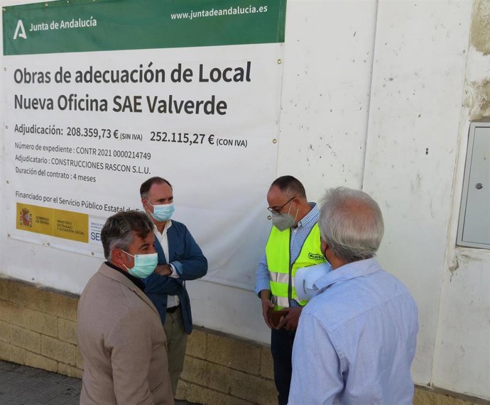 Visita a las obras de la nueva oficina de Empleo en Valverde del Camino (Huelva).