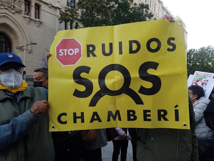 Protesta de vecinos en Cibeles por los ruidos generados por las terrazas Covid