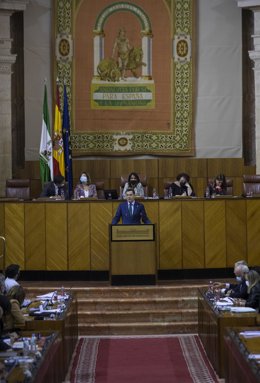Imagen del Pleno del Parlamento, con la intervención del presidente de la Junta de Andalucía, Juanma Moreno, desde la tribuna