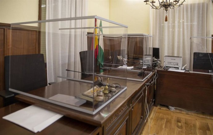 Archivo - Imagen de archivo del estrado de un tribunal en la Audiencia de Sevilla