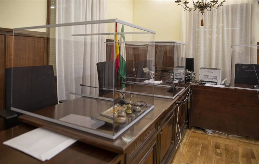 Archivo - Imagen de archivo del estrado de un tribunal en la Audiencia de Sevilla