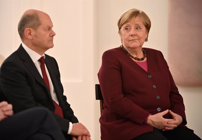 26 October 2021, Berlin: German Chancellor Angela Merkel (R) and Finance Minister Olaf Scholz listen to a speech by German President Frank-walter Steinmeier before he hands over the certificates of dismissal to the members of the Federal Government. Pho