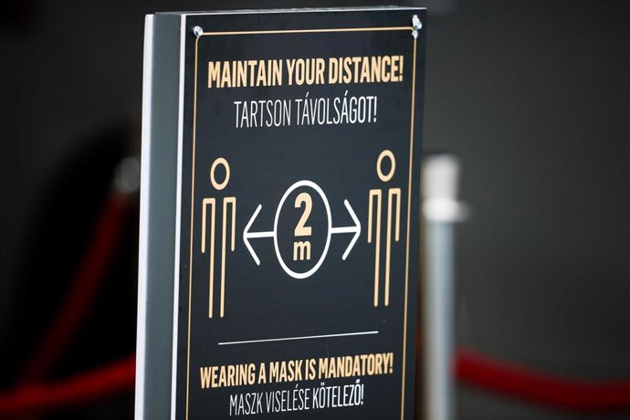 Archivo - Cartel preventivo contra el coronavirus en Hungría.