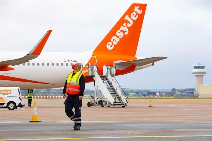 Archivo - Operador de vuelo junto a un avión de easyJet