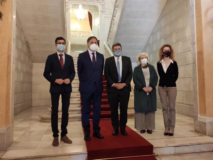 El ministro de Inclusión, José Luis Escrivá (centro), en la recepción en el Ayuntamiento de Salamanca.