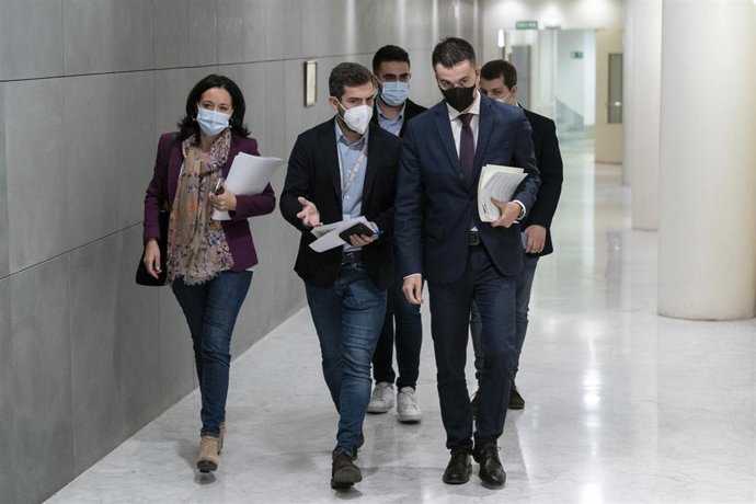 El portavoz del Grupo Parlamentario Socialista en el Congreso de los Diputados, Héctor Gómez (d), a su llegada a una rueda de prensa en el Congreso