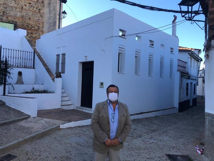 El delegado de Regeneración, Justicia y Administración Local en Huelva, Alfredo Martín, en sus visita a Castaño del Robledo.