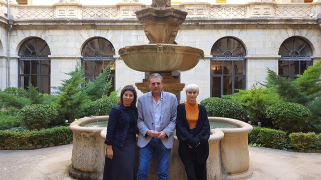 Ángel Vera junto a la directora Claudia Pinto y la actriz María Romanillos