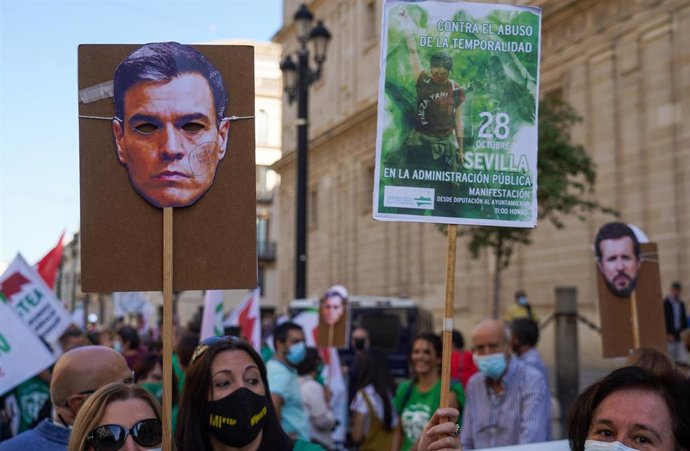 Manifestante con la careta de Pedro Sánchez y otro con la de Pablo Casado,  en  la  confluencia en la Av de la Constitución  de la manifestación convocada por Ustea en el marco de la jornada de huelga general en la administración pública en todo el Esta