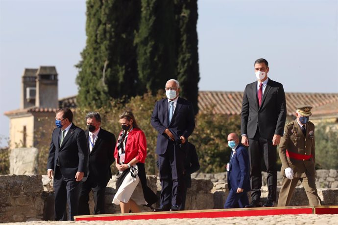 El primer ministro de Portugal, Antonio Costa (i) y el presidente del Gobierno, Pedro Sánchez (d), a su llegada a la XXXI Cumbre Hispano-Portuguesa, a 28 de octubre de 2021, en Trujillo, Cáceres, Extremadura (España). La 32 Cumbre Hispano-Portuguesa se 