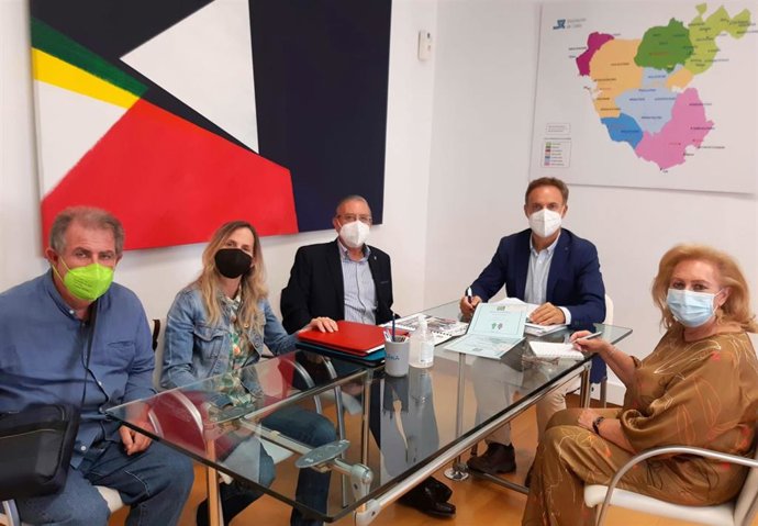 El diputado de Bienestar Social, David de la Encina, durante el encuentro con representantes de la Asociación de Enfermos de Crohn y Colitis Ulcerosa, ACCU Cádiz.