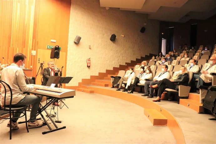 El cantautor Nicolás Capelo homenajea a los profesionales del Hospital Juan Ramón Jiménez con un concierto.
