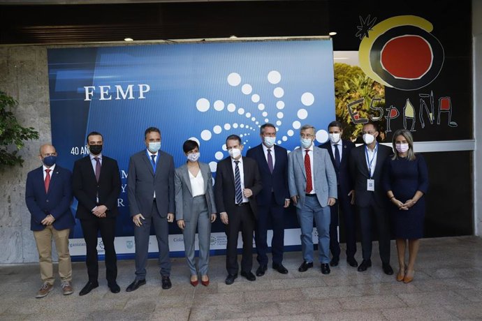 La ministra de Política Territorial, Isabel Rodríguez (4i), en la foto de familia antes de la inauguración de la Jornada '40 Años de la FEMP, Proximidad y Poder Local' a 28 de octubre 2021 en Torremolinos (Málaga, Andalucía) 