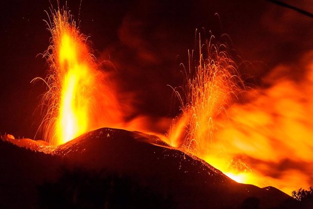 Colada de lava y piroclastos que salen del volcán de Cumbre Vieja, a 28 de octubre de 2021, en La Palma, Santa Cruz de Tenerife, Canarias, (España). La erupción de lava del volcán de Cumbre Vieja cubre ya un total de 911,6 hectáreas y ha destruido 2.183 e