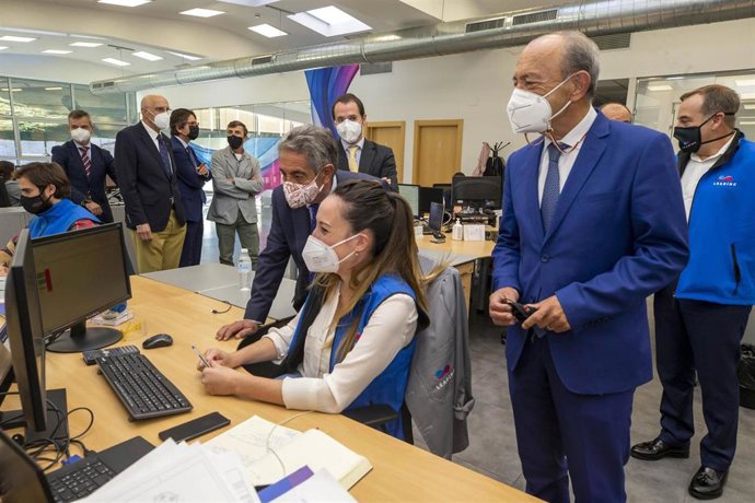 El presidente de Cantabria, Miguel Ángel Revilla, y el consejero de Industria, Javier López Marcano, visitan las instalaciones de Leading Metal-Mechanic Solutions.