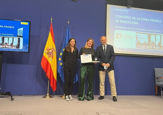 La directora general del ConsorciO de la Zona Franca de Barcelona (CZFB), Blanca Sorigué, recoge el XII Premio Corresponsables por el Barcelona Woman Acceleration Week (BWAW)