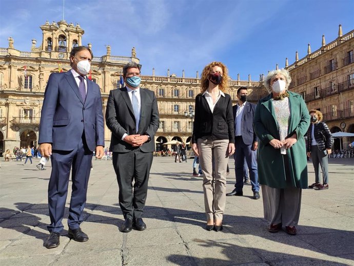 El alcalde de Salamanca (I) y  Escrivá en la plaza Mayor de Salamanca.