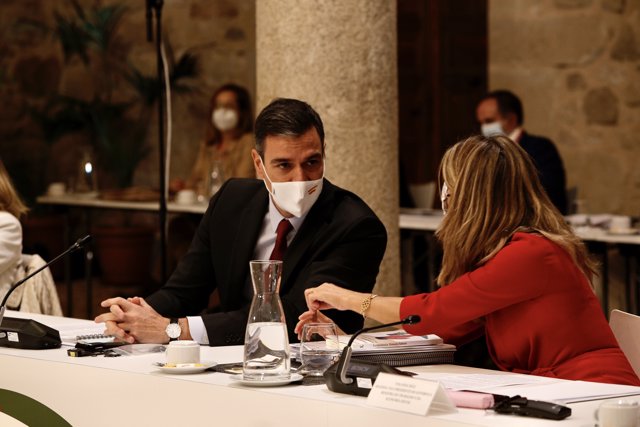 Pedro Sánchez y Yolanda Díaz, mantienen una conversación en la XXXI Cumbre Hispano-Portuguesa