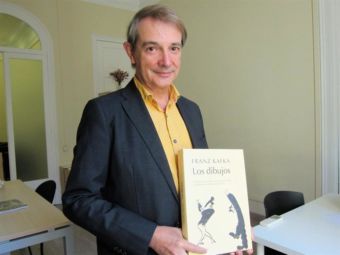 El editor Joan Tarrida con 'Los dibujos' (Galaxia Gutenberg) de Franz Kafka