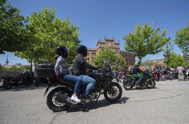 Archivo - Varias motoristas, en una concentración convocada de manera simultánea en más de 20 ciudades, en la Plaza de Toros de las Ventas, a 13 de junio de 2021 en Madrid, (España). El encuentro tiene como objetivo reclamar para que no se implante el uso