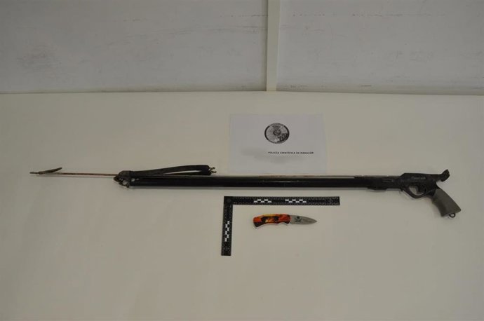 Detienen a un hombre por atracar una gasolinera con un arpón.