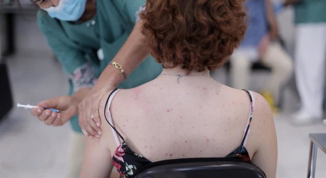 Archivo - Una estudiante recibe la vacuna contra el Covid-19 