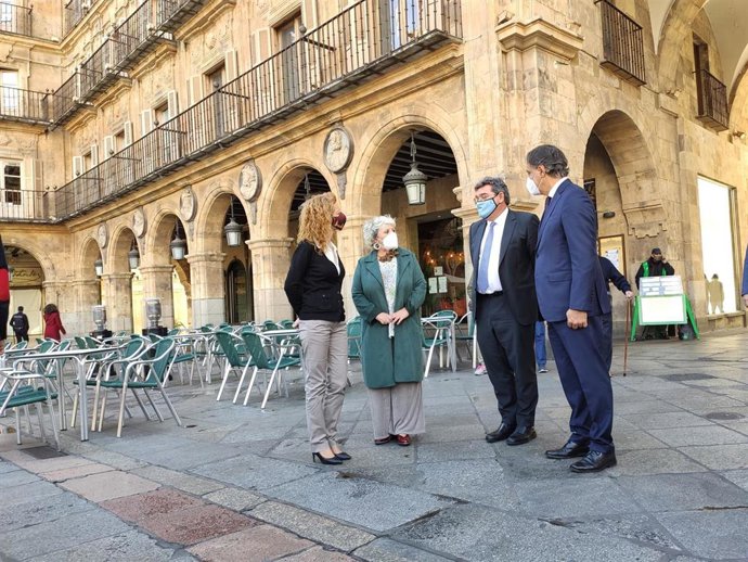 El ministro Escrivá, segundo por la derecha, en la Plaza Mayor de Salamanca, junto a autoridades locales.