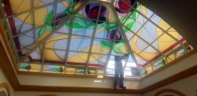 Vidriera en restauración de la Casa de las Tejerinas