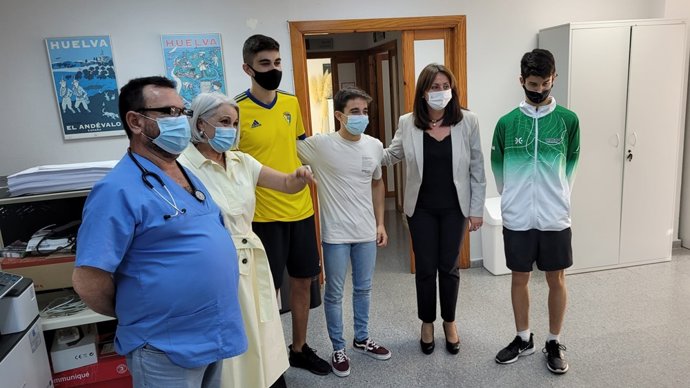 La delegada de Educación y Deporte en Huelva, Estela Villalba, en su visita al Centro Andaluz de Medicina Deportiva (CAMD).