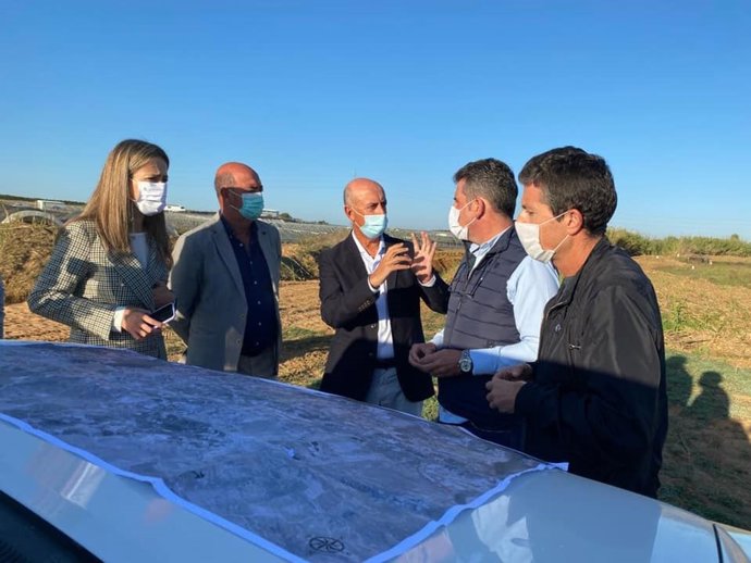 La delegada de la Junta en Huelva, Bella Verano, en su visita ea arroyo Valletaray, en Lepe.