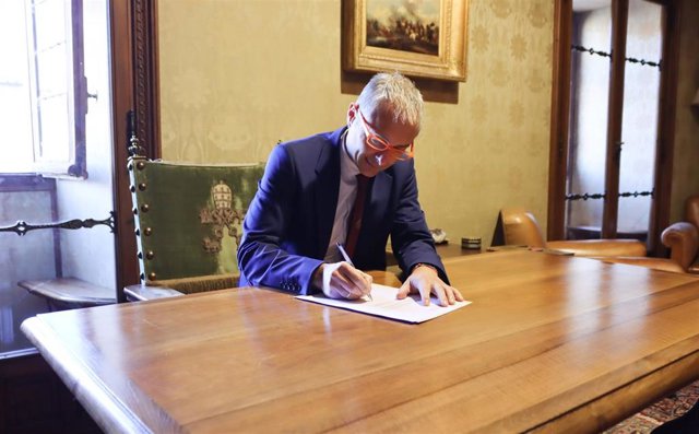 El rector de la USAL firma la convocatoria de elecciones en la institución académica.