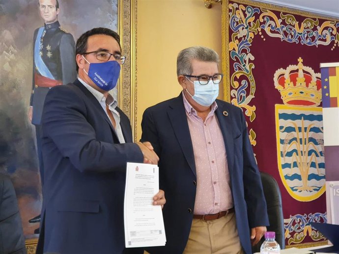 El subdelegado del Gobierno en Sevilla, Carlos Toscano Sánchez, junto al alcalde de Isla Mayor, Juan Molero