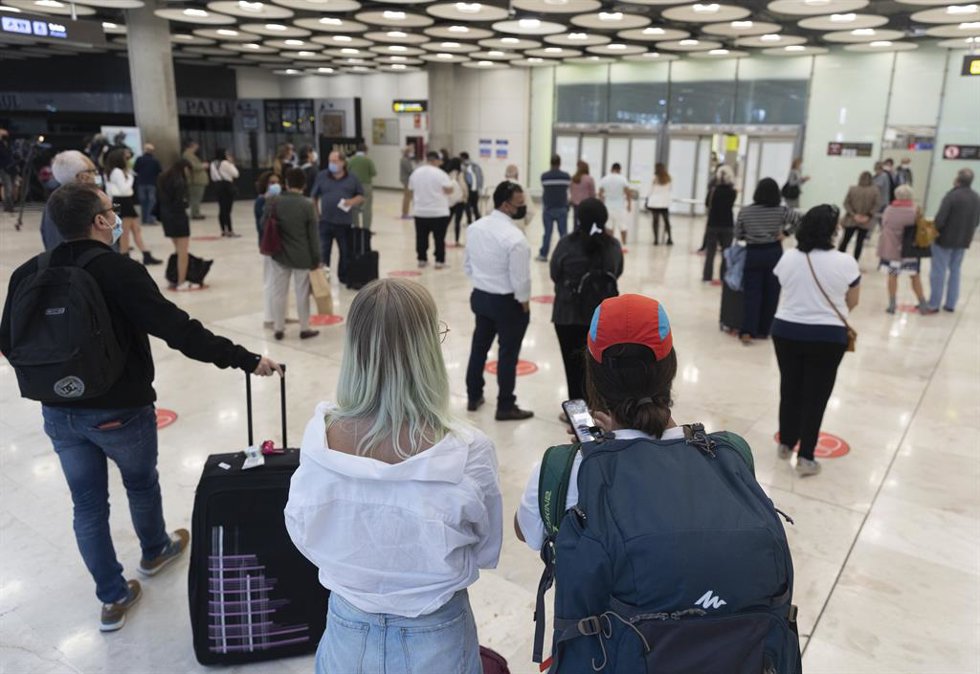 Familiares esperan en la Terminal T4 del Aeropuerto Adolfo Suárez Madrid - Barajas, en Madrid (España). 