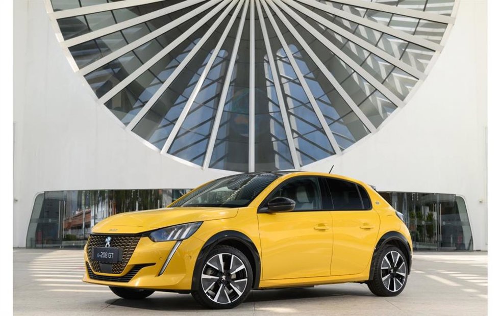 La berlina eléctrica e-208 GT de Peugeot